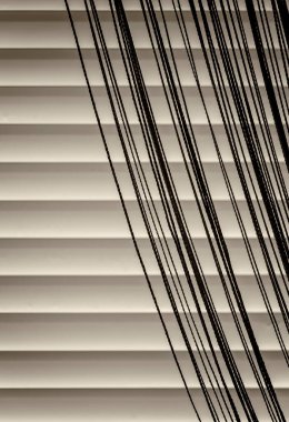 Bej renk perdeler ve ipler soyutlama olarak kullanılıyor..