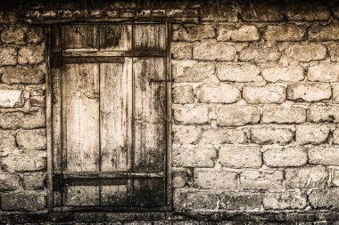 Kırsal ahır yakınlarındaki eski ahşap kapı..