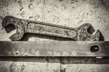 Duvarda eski paslı bir anahtar var. Siyah ve beyaz sepia.