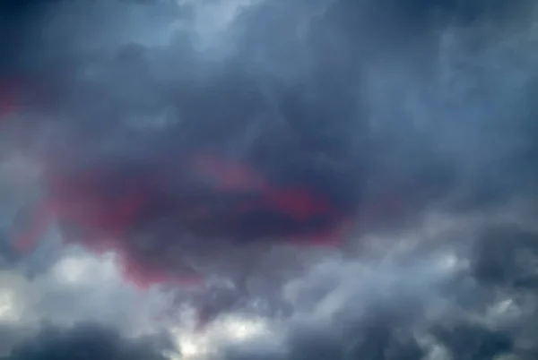 Luz Rosada Del Sol Poniente Nubes Grises —  Fotos de Stock