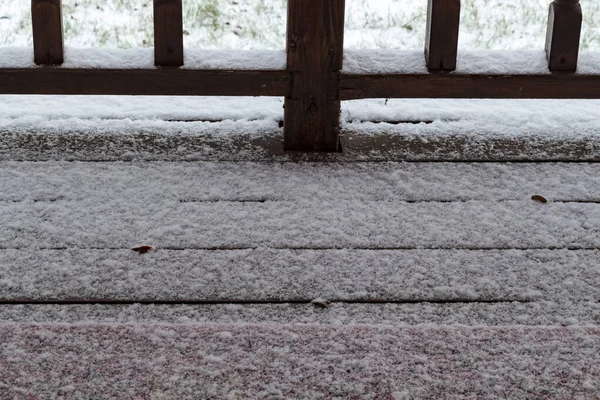 最初の雪は民家のベランダに落ちた — ストック写真