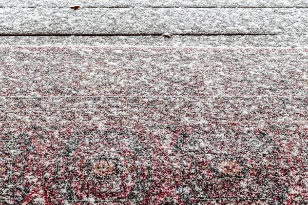最初の雪は民家のベランダに落ちた — ストック写真