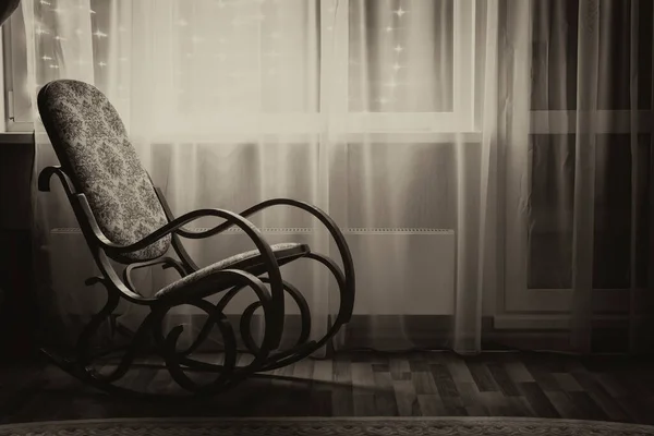 黄昏时 靠窗站着一把摇椅 黑色和白色脓毒症 — 图库照片