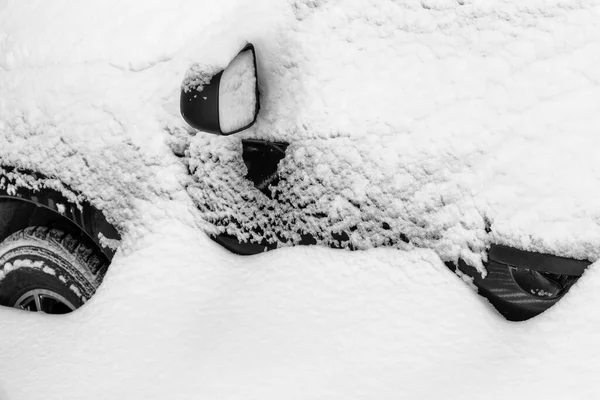 汽车上覆盖着一层薄薄的新雪 — 图库照片