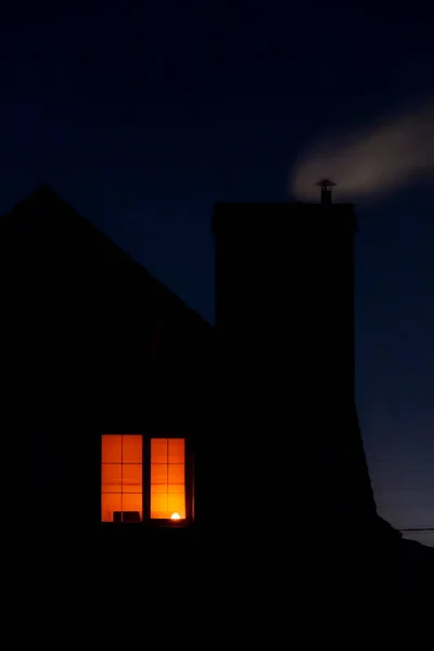 Licht Aus Dem Fenster Des Hauses Der Dunklen Abendzeit — Stockfoto