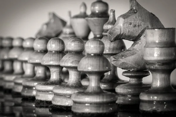 Sakkfigurák Állnak Táblán Csata Előtti Kiindulási Helyzetben — Stock Fotó