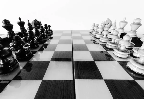 Dřevěné Šachové Figurky Stojí Desce Startovní Pozici Před Bitvou — Stock fotografie