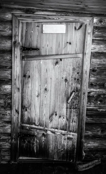 Die Alte Klapprige Tür Eines Holzblockhauses Schwarz Weiß Foto — Stockfoto