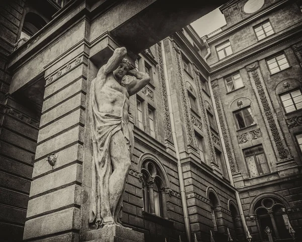 彫刻とサンクトペテルブルクの歴史的な石造りの建物の断片 旧写真スタイル — ストック写真
