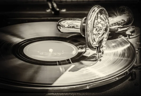 古い蓄音機は古いレコードを再生します セピアの古いスタイルの黒と白の写真 — ストック写真