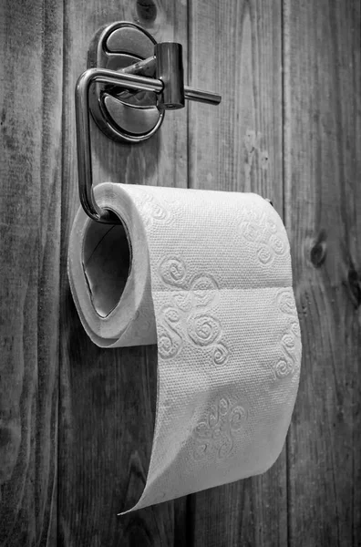Eine Rolle Toilettenpapier Einem Halter Auf Einem Schwarz Weiß Foto — Stockfoto