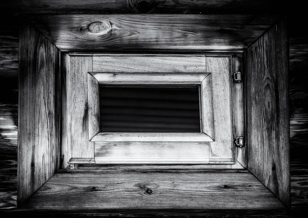 Małe Okno Starym Drewnianym Domku Drewna Czarno Białe Zdjęcie — Zdjęcie stockowe