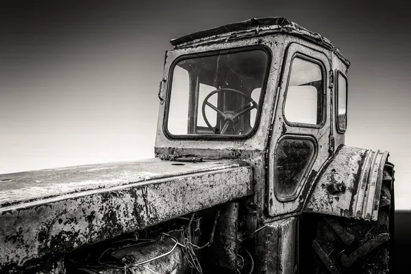 Viejo Tractor Rural Oxidado Está Patio Trasero Foto Blanco Negro —  Fotos de Stock