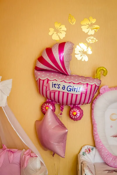 Odanın Köşesindeki Bebek Yatağı Balonlarla Süslenmiş - Stok İmaj