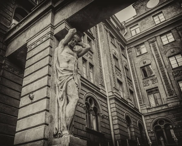 Fragmento Del Edificio Histórico Piedra San Petersburgo Con Una Escultura Imágenes De Stock Sin Royalties Gratis