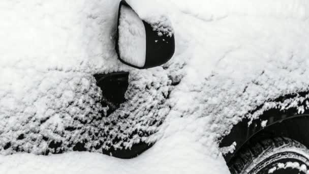 Coche bajo la nieve — Vídeo de stock