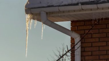 Çıkıntıda buz saçakları