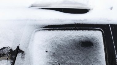 Araba karın altında.