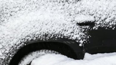 Araba karın altında.