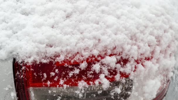 Carro sob a neve — Vídeo de Stock