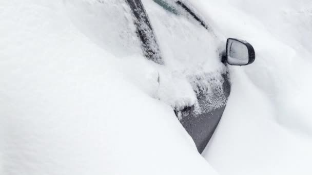 Auto unter dem Schnee — Stockvideo