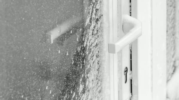 Η πόρτα είναι καλυμμένη με χιόνι. — Αρχείο Βίντεο