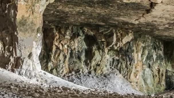 En una cueva — Vídeos de Stock