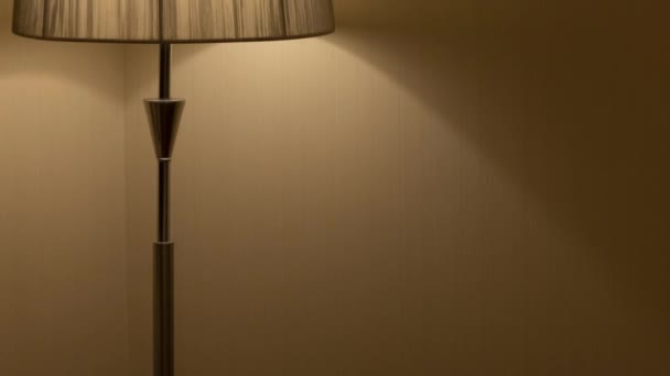 Вечерняя лампа в комнате — стоковое видео
