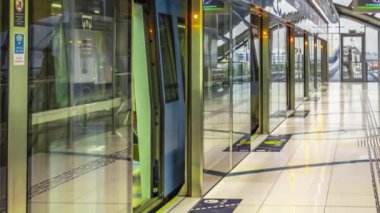 Metro vagonuna iniyor.