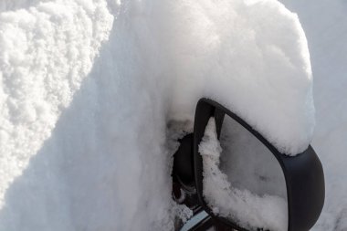 Araba arka bahçede tamamen karla kaplıydı..