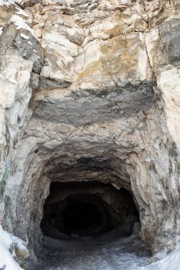 Terk edilmiş kireçtaşı adilerinin girişi..