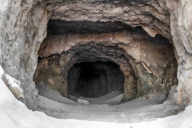 Terk edilmiş kireçtaşı adilerinin girişi..