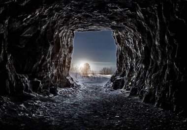 Terk edilmiş kireçtaşı adilerinin girişi..