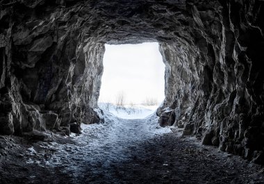 Terk edilmiş kireçtaşı adilerinin girişi..