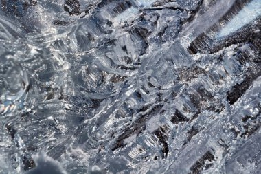 Mavi gökyüzünün arkaplanındaki buzdan soyut şekiller.