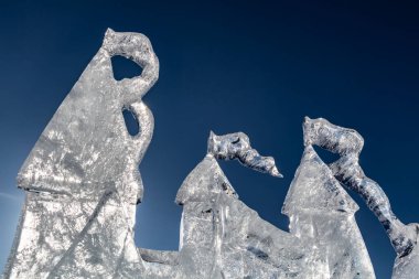 Mavi gökyüzünün arkaplanındaki buzdan soyut şekiller.