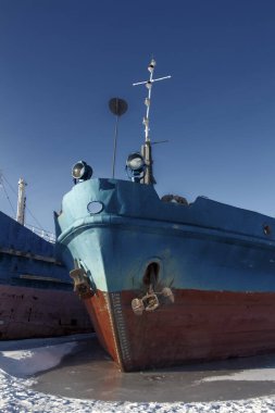 Kargo gemileri buzun içinde donmuş bir tersanede..