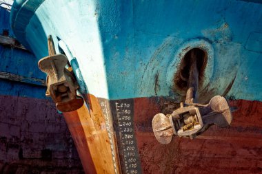 Kargo gemileri buzun içinde donmuş bir tersanede..