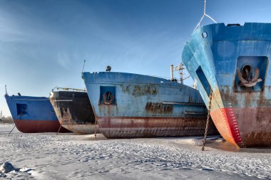 Kargo gemileri buzun içinde donmuş bir tersanede..
