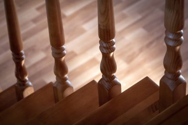 Ahşap iç merdiven elementi. Tahta balyaları yakın plan..