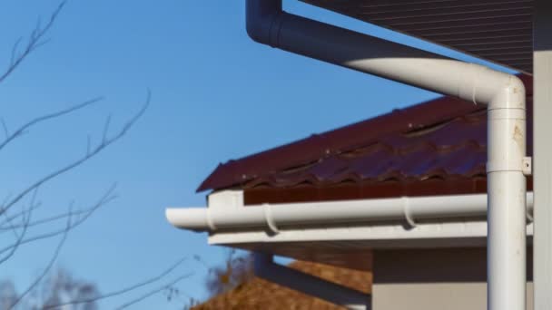 Das Dachrinnensystem des Gebäudes — Stockvideo