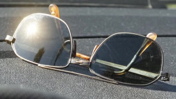 Солнечные очки на приборной панели — стоковое видео