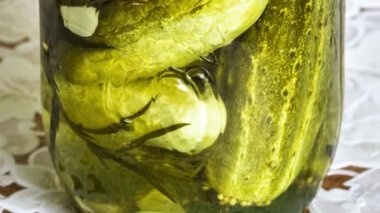 Kavanoz dolusu konserve.