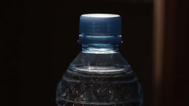 Su dolu plastik şişe.