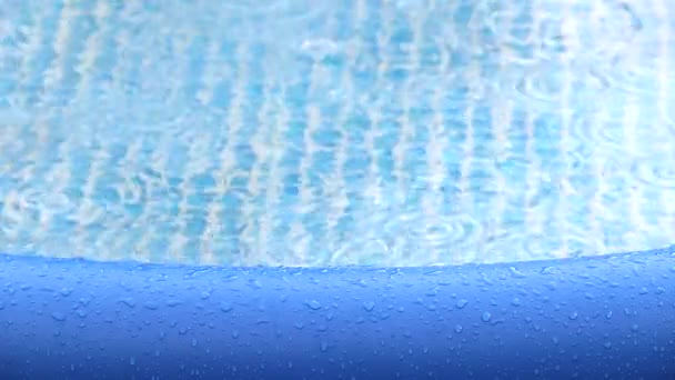 Σταγόνες βροχής σε μια φουσκωτή πισίνα — Αρχείο Βίντεο