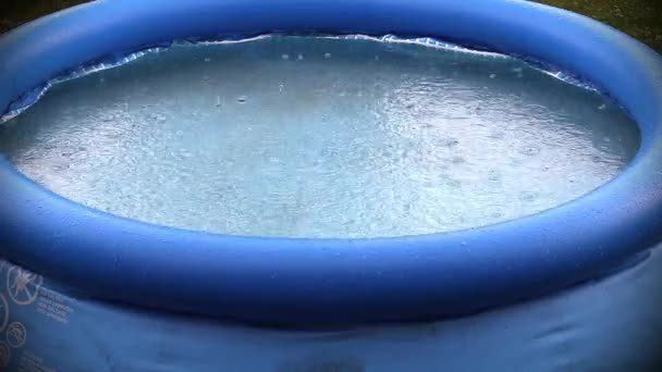 Raindrops in an inflatable pool — Stock Video