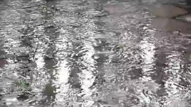 Kaldırımda yağmur damlaları