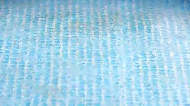 Синій Надувний Басейн Під Час Літнього Дощу — стокове відео