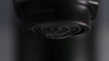 Muslukta bir damla su