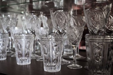 Bir sürü eski moda kristal çanak çömlek büfede duruyor..